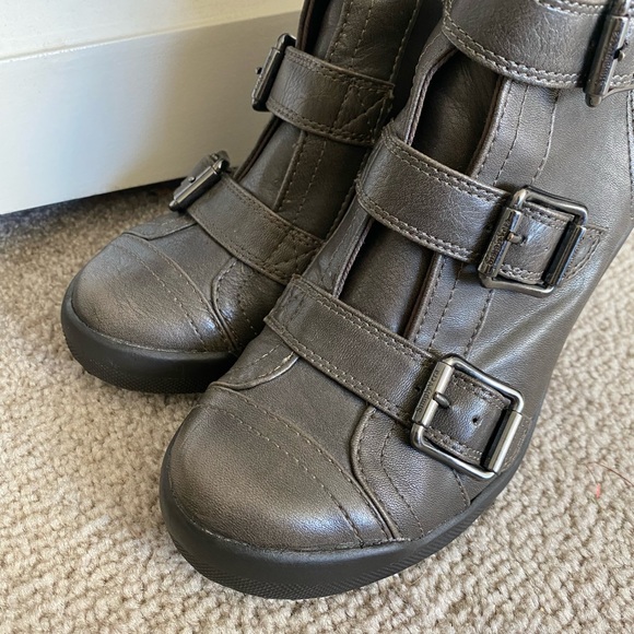 Vera Wang Simply Vera Brown Big Buckle Wedges - Picture 9 of 9